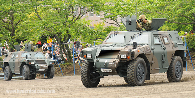 軽装甲機動車が2台猛スピードで突入