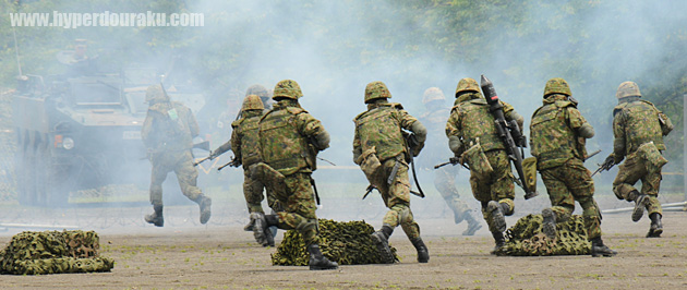 隊員達が一斉に敵陣へ走って突撃