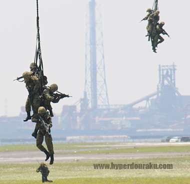 ハーネスで吊るしてヘリで一気に輸送