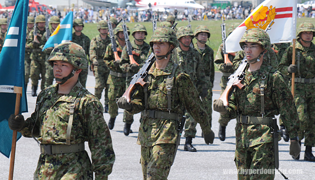 64式小銃を担いで行進