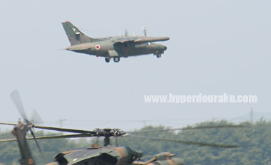 固定翼機のLR-1が飛び立つ