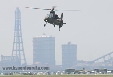 OH-1観測ヘリと背景の工場地帯