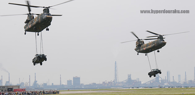 高機動車を吊り下げるCH-47J