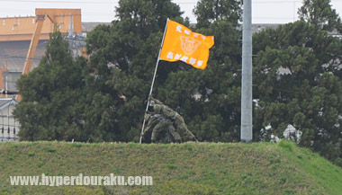 味方部隊の旗を掲げる
