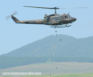 UH-1ヘリコプター　地雷散布
