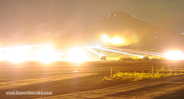 一斉に射撃して夜間演習はフィナーレ