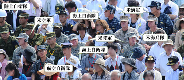 観客スタンドには各軍の偉い人たち