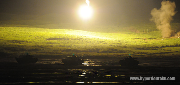 照明弾が演習場を照らす