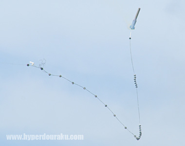 弾体から爆薬が数珠繋ぎに落下