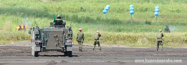 ハッチから隊員が下車し散開