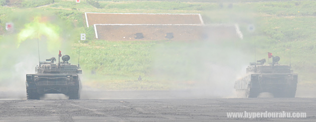 90式戦車が走りながら射撃
