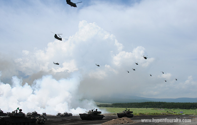 飛び去るヘリコプター