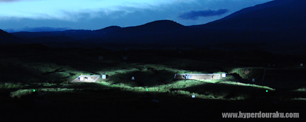 サーチライトで照らされる演習場