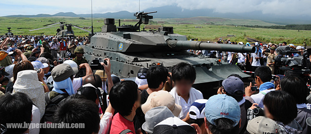 多くの人が周囲を取り囲む