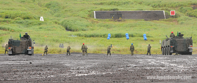 96式装輪装甲車の後部ハッチから隊員が下車