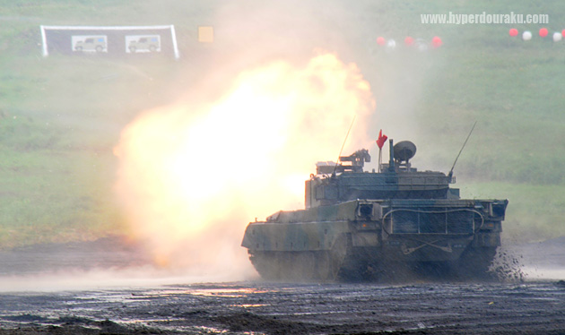 90式戦車の発砲炎