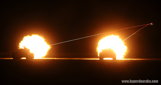 曳航弾が一直線に的へ飛んでいく