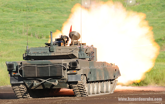 90式戦車の120mm滑腔砲による射撃