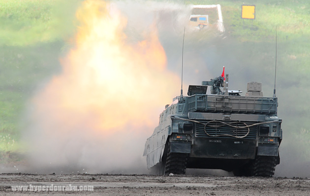 2輌の10式戦車がよどみなく