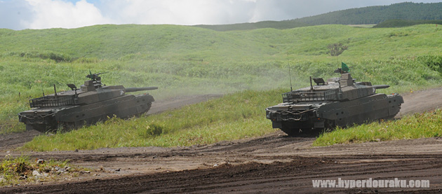 2輌の10式戦車が稜線沿いに