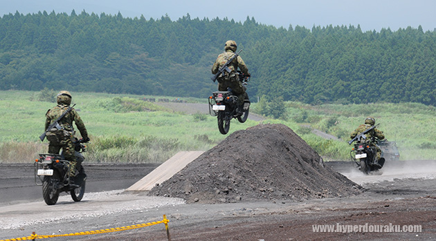 偵察バイクがジャンプ!!