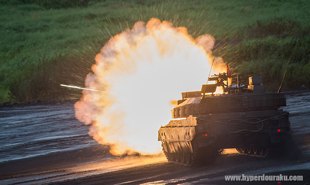 120mm滑腔砲が轟音を響かせる。