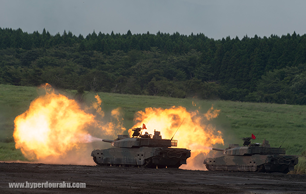 後段演習での10式戦車による射撃