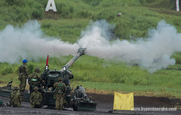 射撃直後のFH-70