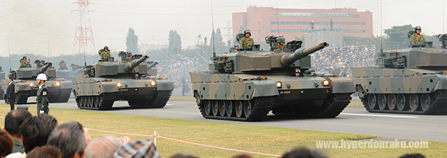 90式戦車11両が行進