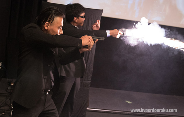 火薬の匂いが館内に立ち込め