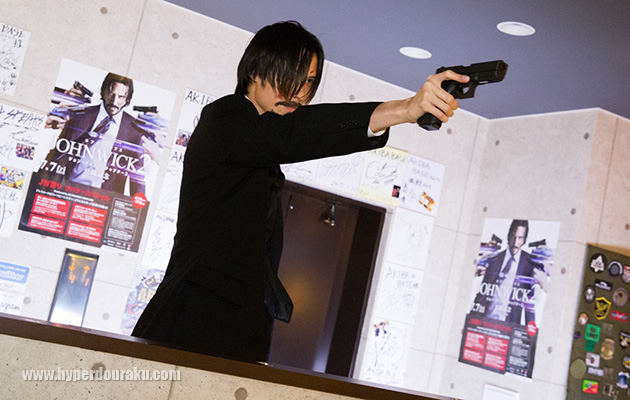 サンティーノ天照に銃を向けるジョン