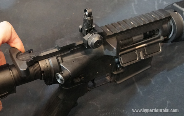 チャージングハンドルを引く