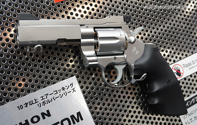 カラーはシルバーとブラックの2種類