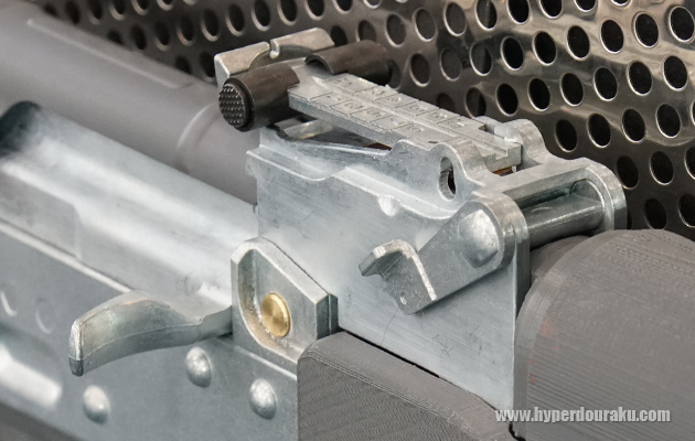 ボルトキャリアは亜鉛ダイキャスト製