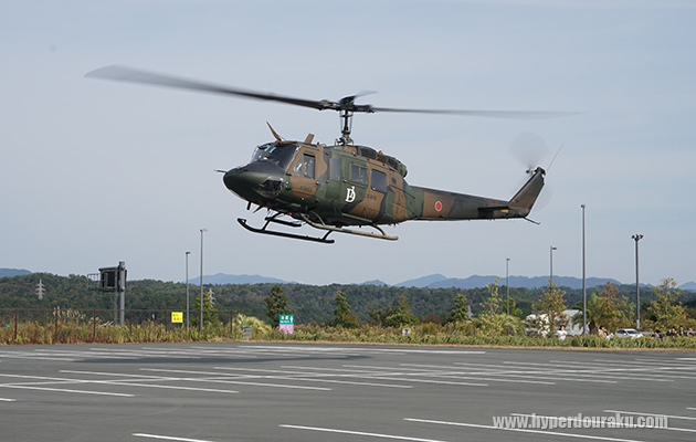 駐車場にふわりと着陸