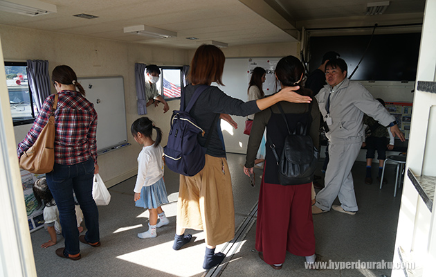 災害対策本部車の内部