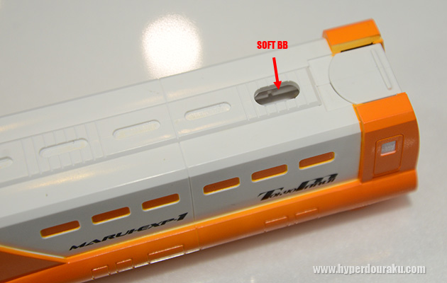 上面後部には楕円形の穴