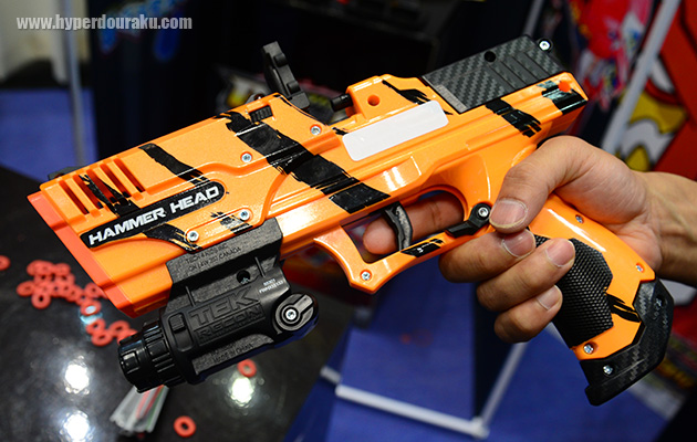 トリガーを引くことで輪ゴムを飛ばす