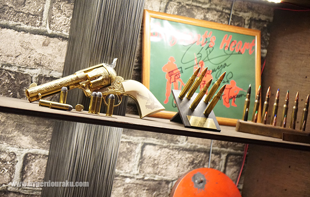 銃のディスプレーを観ながら