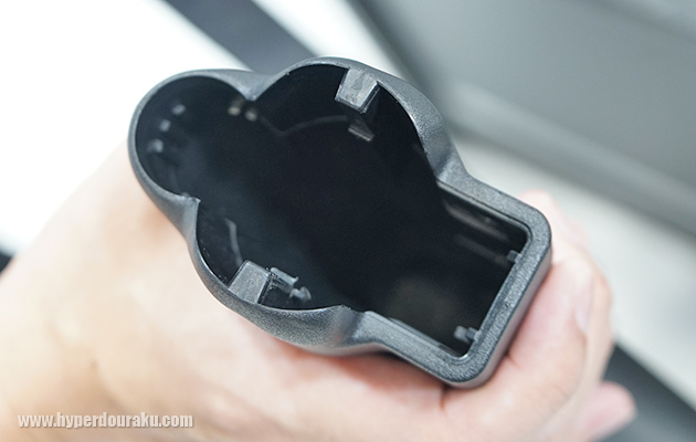 ストック内部にバッテリーをセット