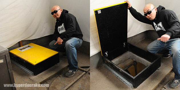 半地下に下りる穴と梯子