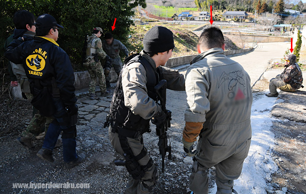 行く手に怪しい人物が3名