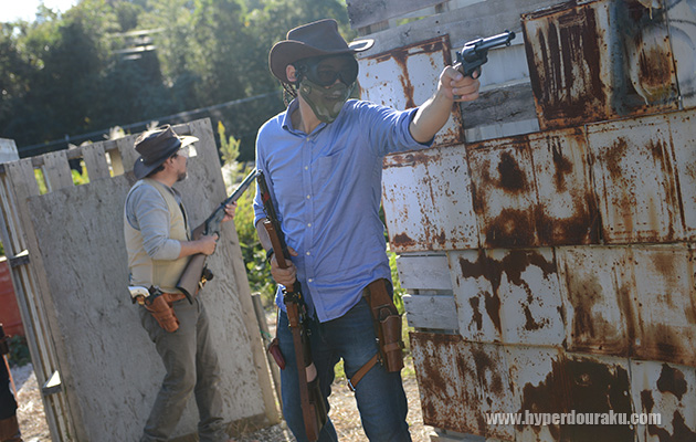 ライフルとリボルバーを二丁持ち