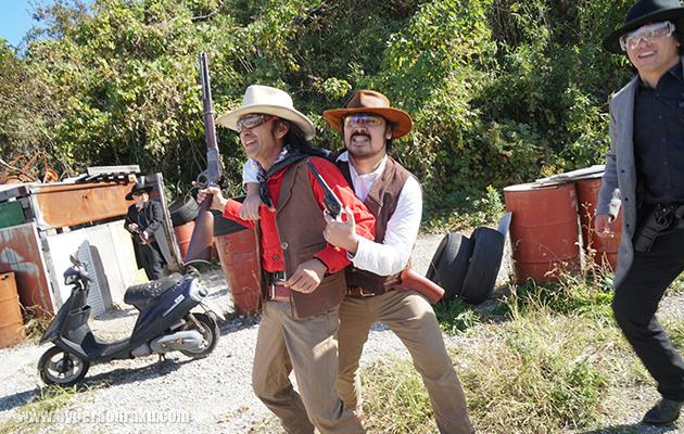 こいつの命が惜しれば...!!