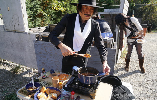 シチューをみなさんに振舞われて