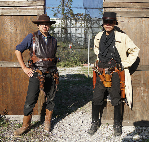 拳銃をたくさん吊ったガンマン