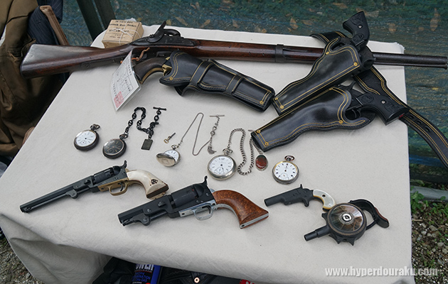 ウエスタンコレクションを展示するテーブル