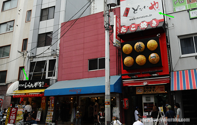 「どないや」という店の二軒隣には「しらんがな!!」