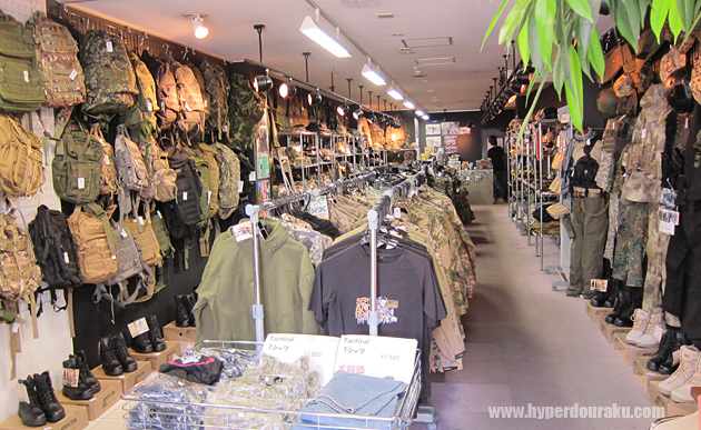 ミリタリーウェアが並ぶ