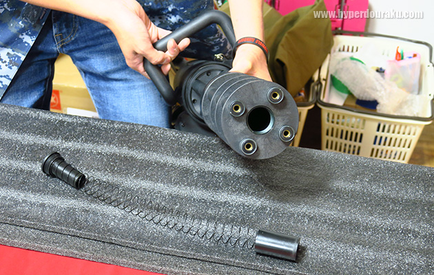 バレルの中心部がマガジン